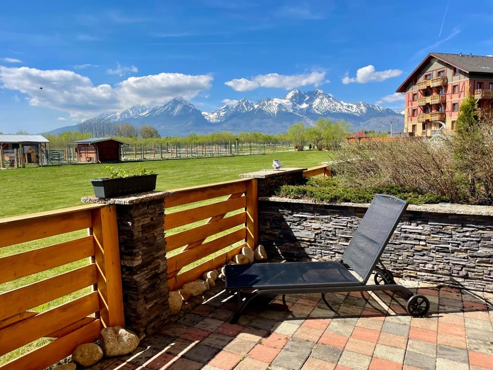 Property building, Patio, Spring, Day, Natural landscape, Balcony/Terrace, Mountain view