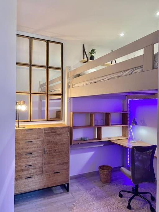 Bed, Photo of the whole room, Seating area, Bedroom, bunk bed, hair dresser