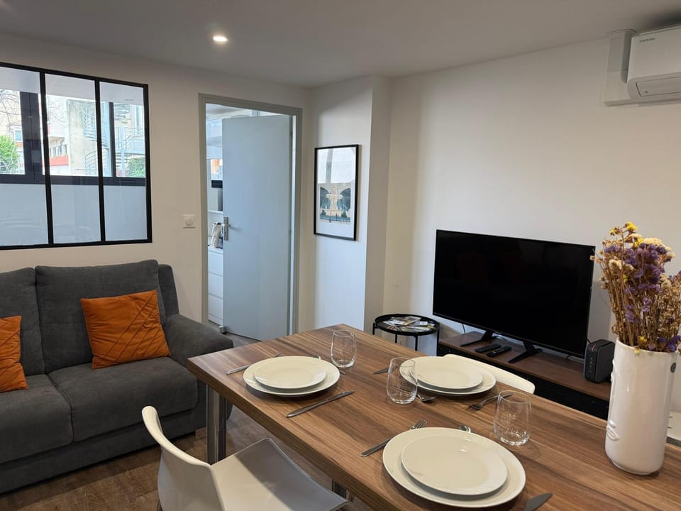Communal lounge/ TV room, TV and multimedia, Living room, Seating area, Dining area