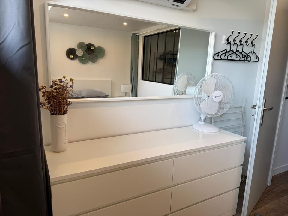 Photo of the whole room, Bedroom