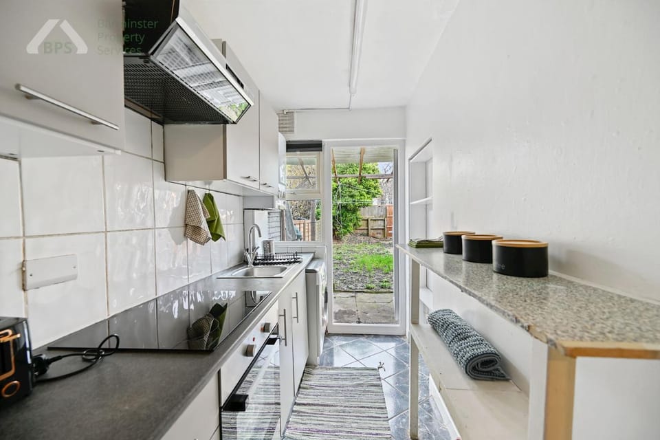 Kitchen or kitchenette, pet friendly, stove