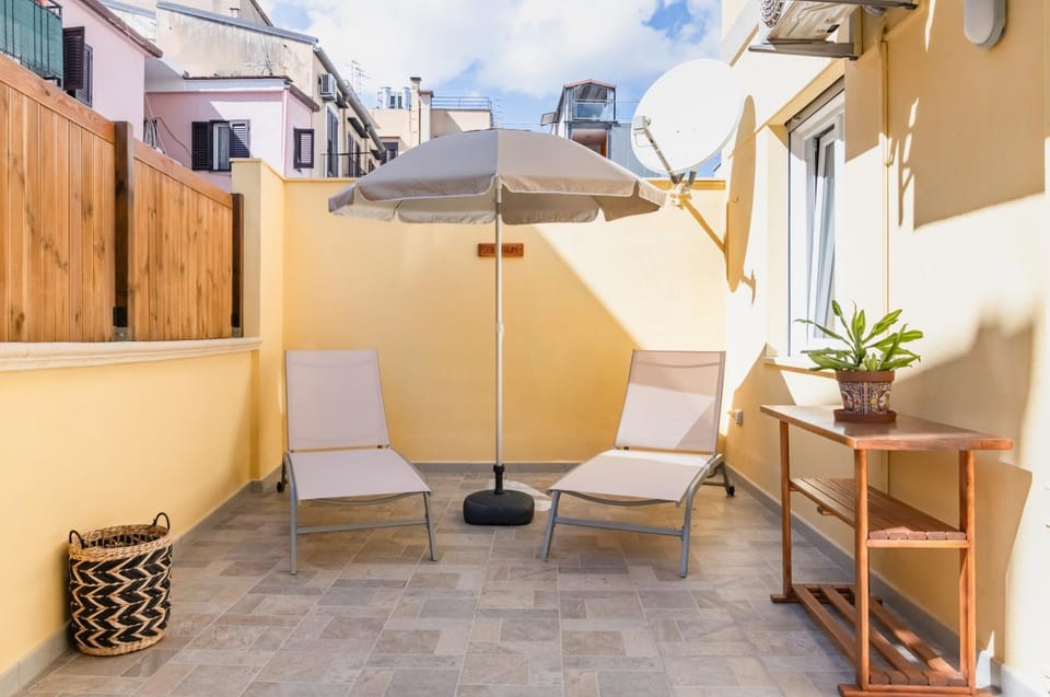 Balcony/Terrace, sunbed