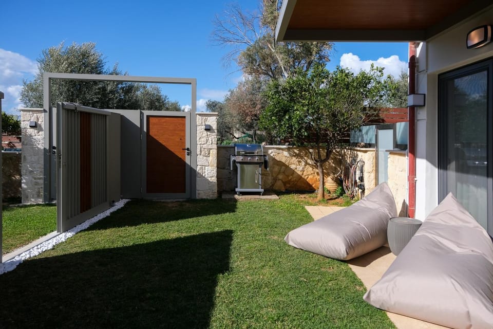 Studio Verde Glaros w. Outdoors, near the Beach Apartment in Crete Region