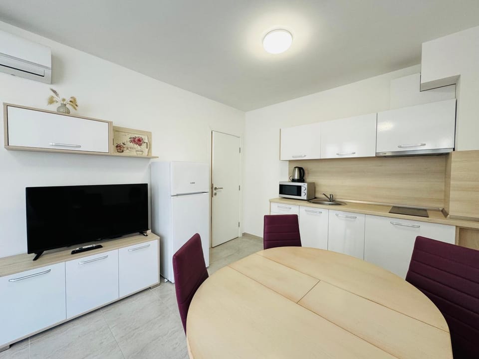 TV and multimedia, Kitchen or kitchenette, Living room, Seating area, Dining area, minibar, oven, pet friendly, stove, toaster