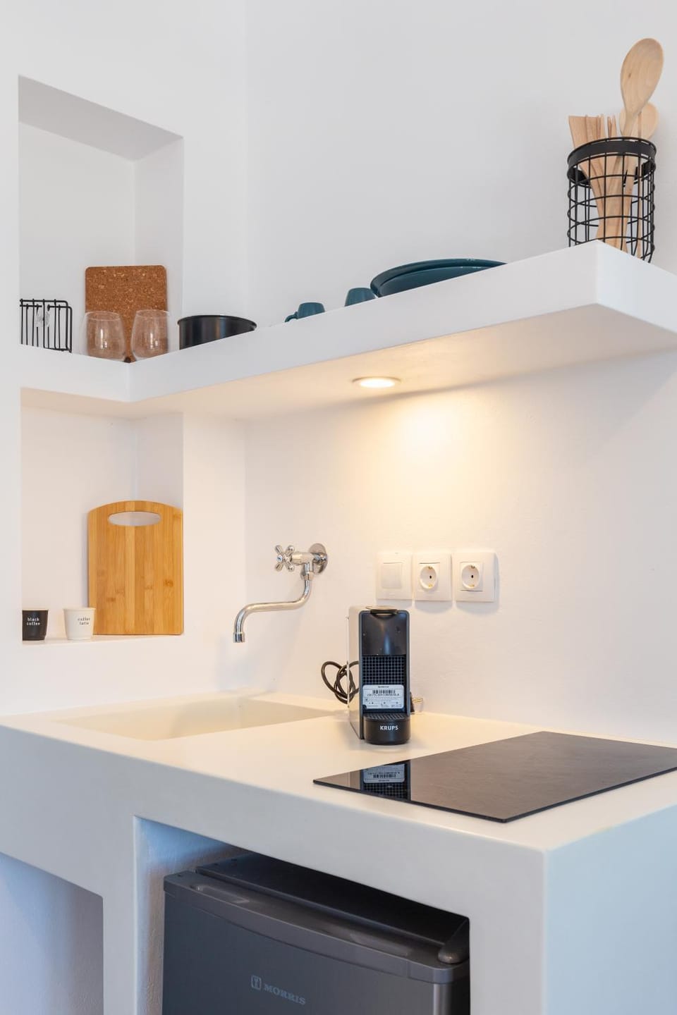 Kitchen or kitchenette, minibar