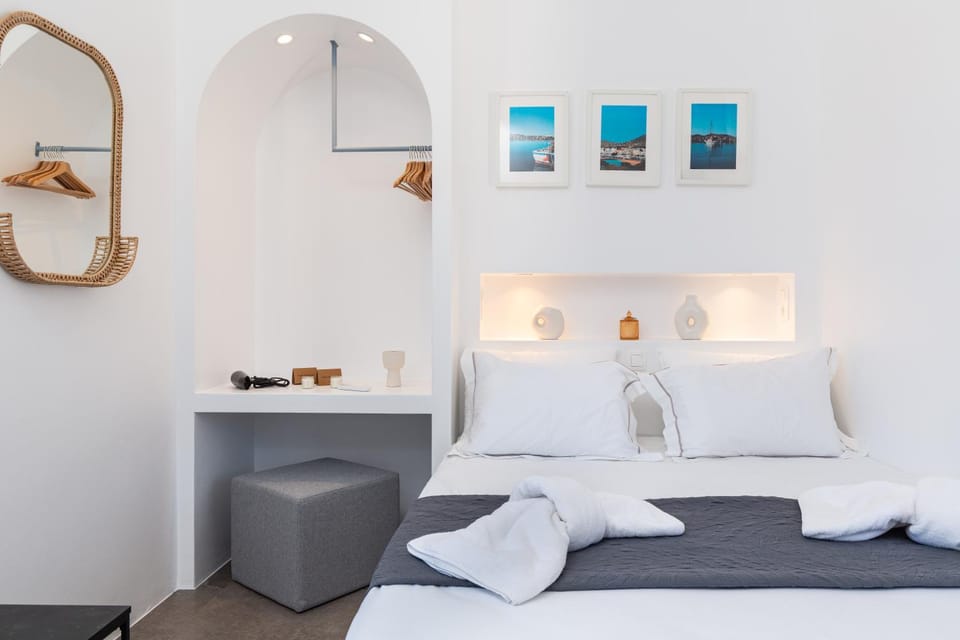 Bed, Seating area, Bedroom