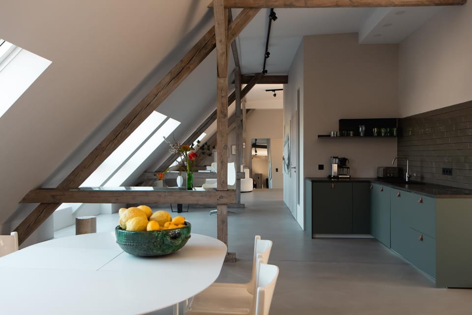 Coffee/tea facilities, Kitchen or kitchenette, Dining area, stove