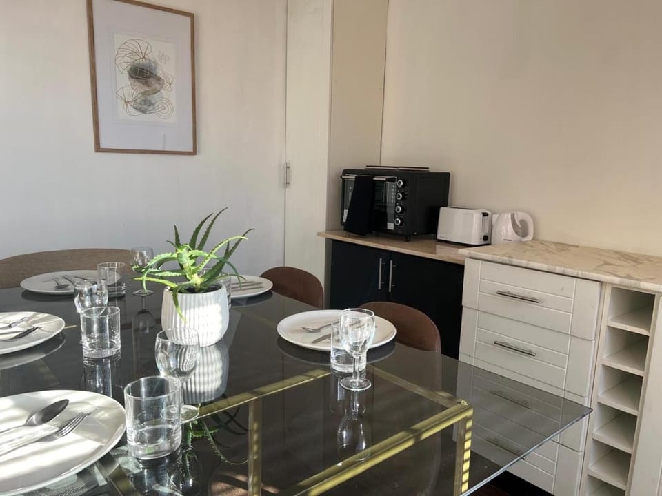 Coffee/tea facilities, Kitchen or kitchenette, Dining area