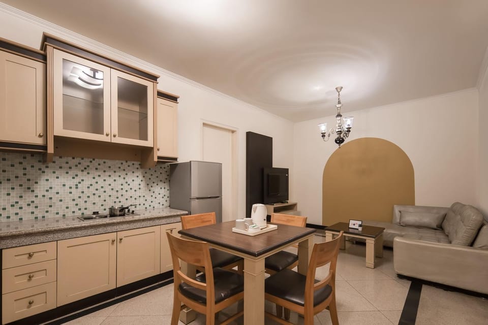 Kitchen or kitchenette, Seating area, Dining area