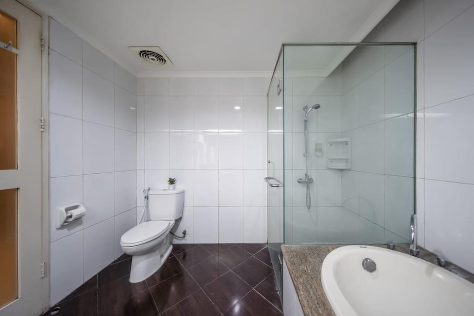 Shower, Toilet