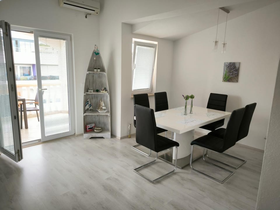 Seating area, Dining area