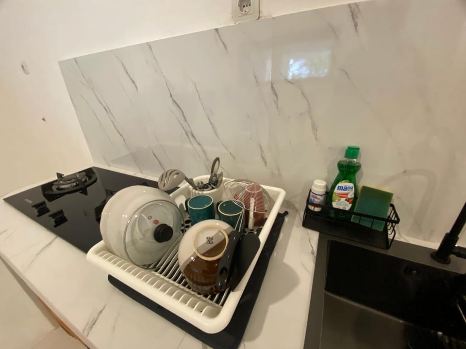 Coffee/tea facilities, Kitchen or kitchenette, stove