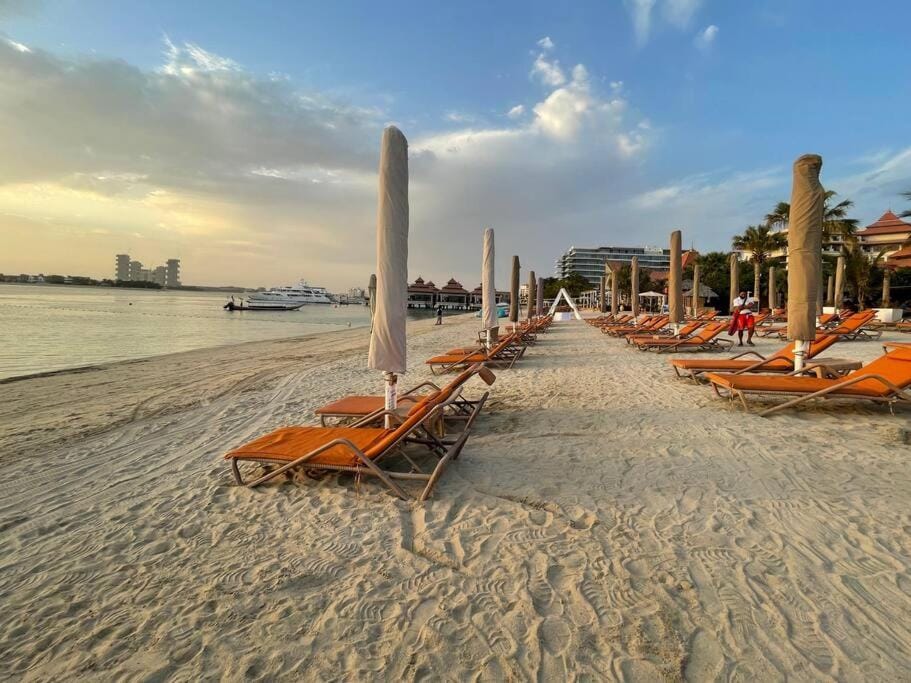 FIRST CLASS 1BR in Royale Apartment on the Palm Apartment in Dubai