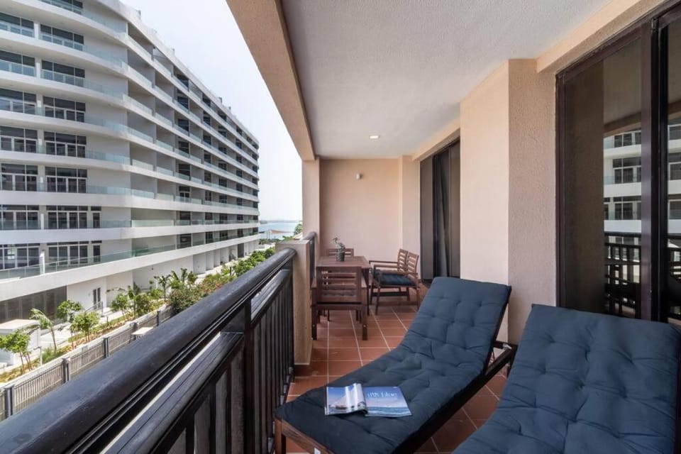 FIRST CLASS 1BR in Royale Apartment on the Palm Apartment in Dubai