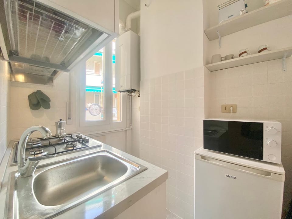 Kitchen or kitchenette, minibar, stove