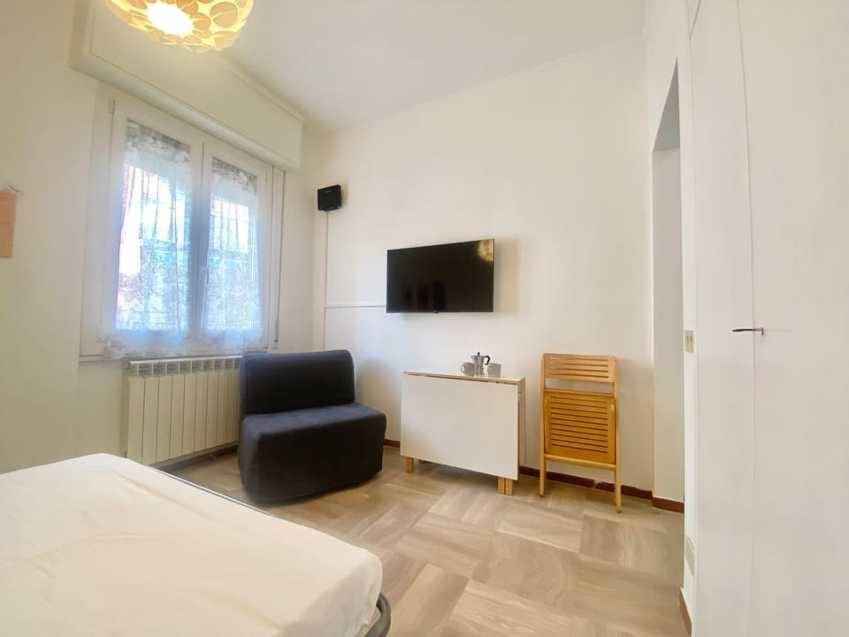 Bed, TV and multimedia, Living room, Photo of the whole room, Seating area