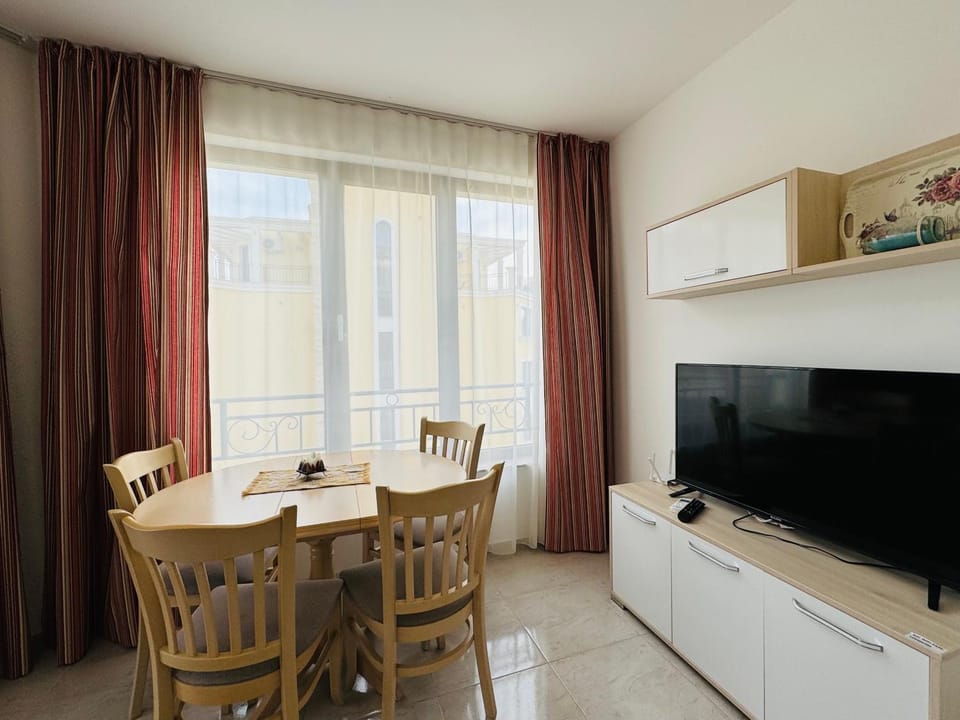 Communal lounge/ TV room, TV and multimedia, Kitchen or kitchenette, Dining area, Evening entertainment
