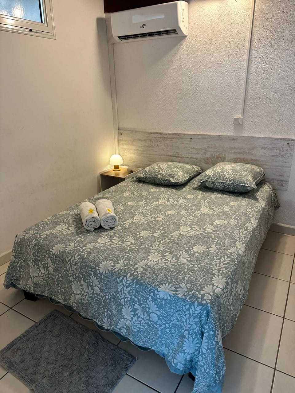 Bed, Photo of the whole room, Bedroom, towels, air conditioner