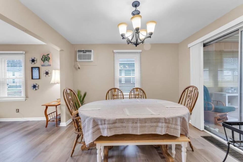 Living room, Dining area, air conditioner