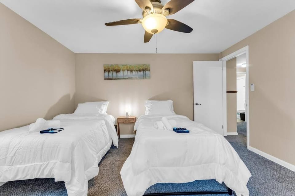 Bed, Photo of the whole room, Bedroom, fireplace