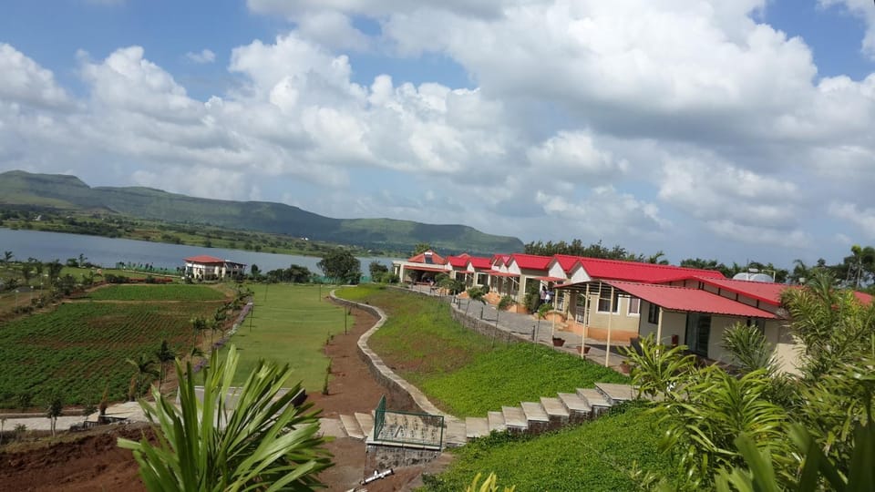 Facade/entrance, Area and facilities