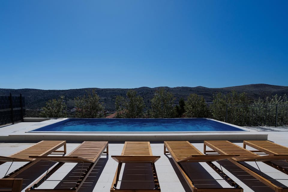 Day, Natural landscape, Mountain view, Pool view, Swimming pool, sunbed