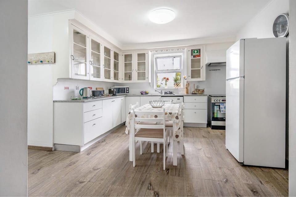 Property building, Kitchen or kitchenette, Living room