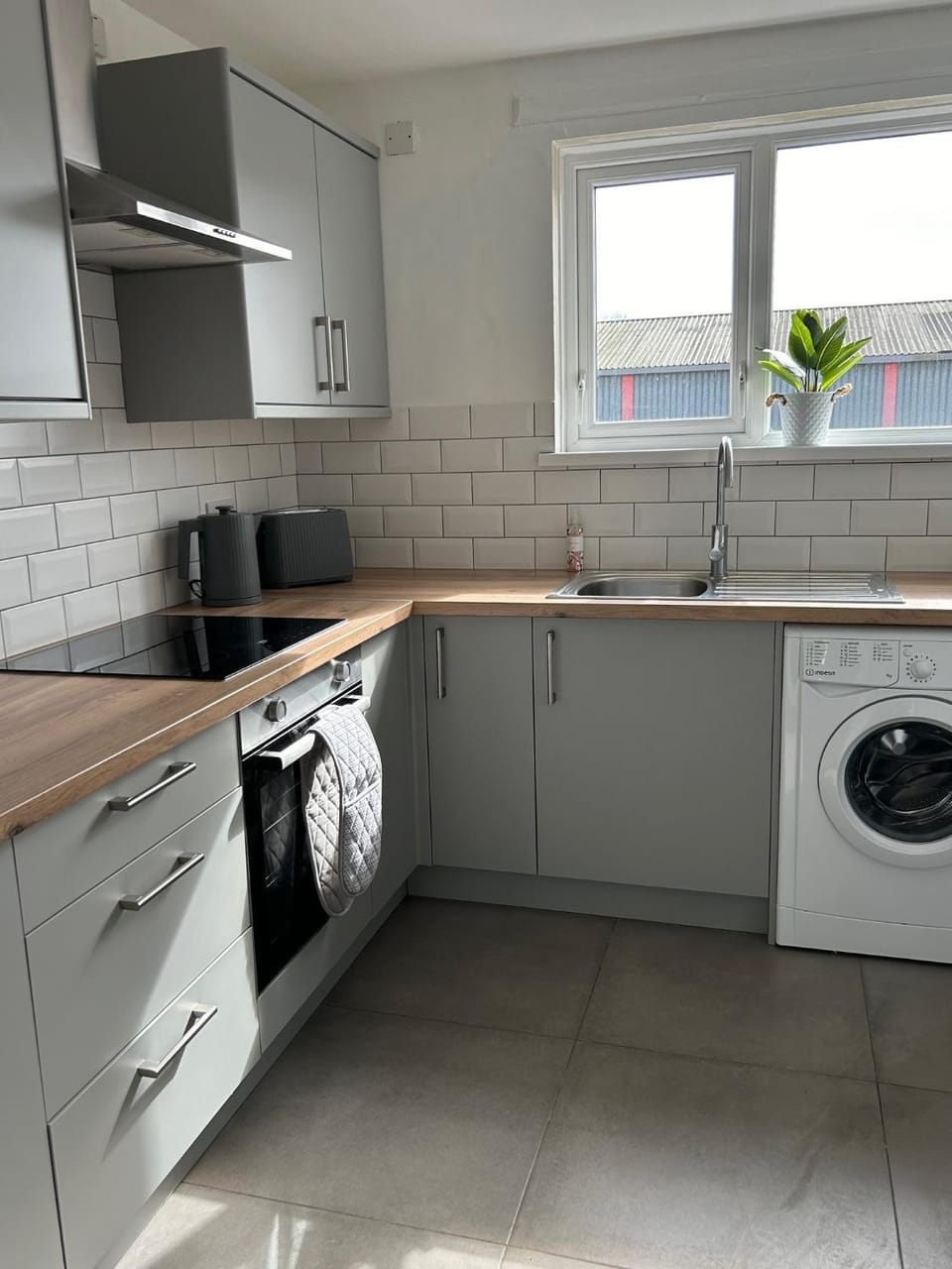 Kitchen or kitchenette, pet friendly, stove, washing machine