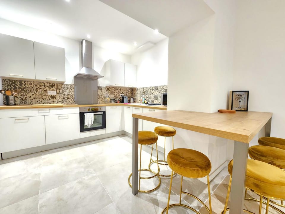 Lounge or bar, oven, stove, kitchen
