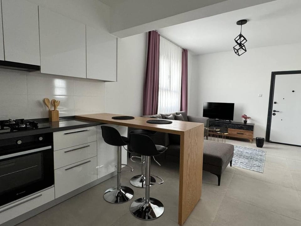 Kitchen or kitchenette, Dining area, oven