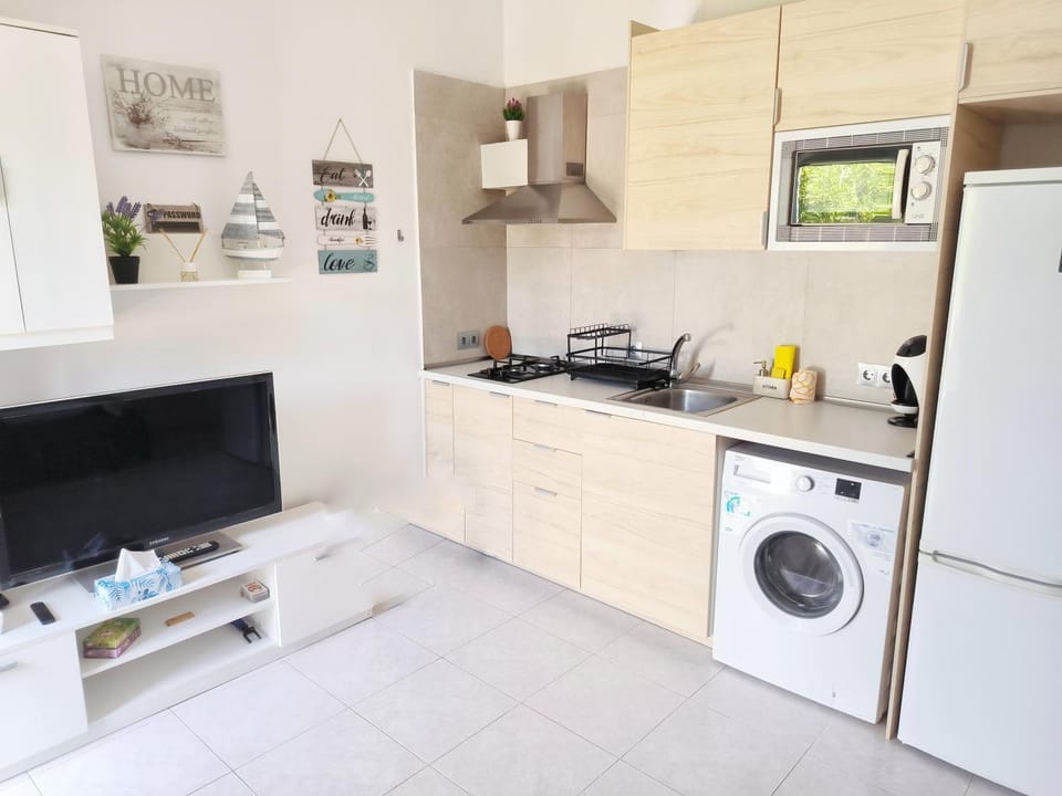 Kitchen or kitchenette, washing machine