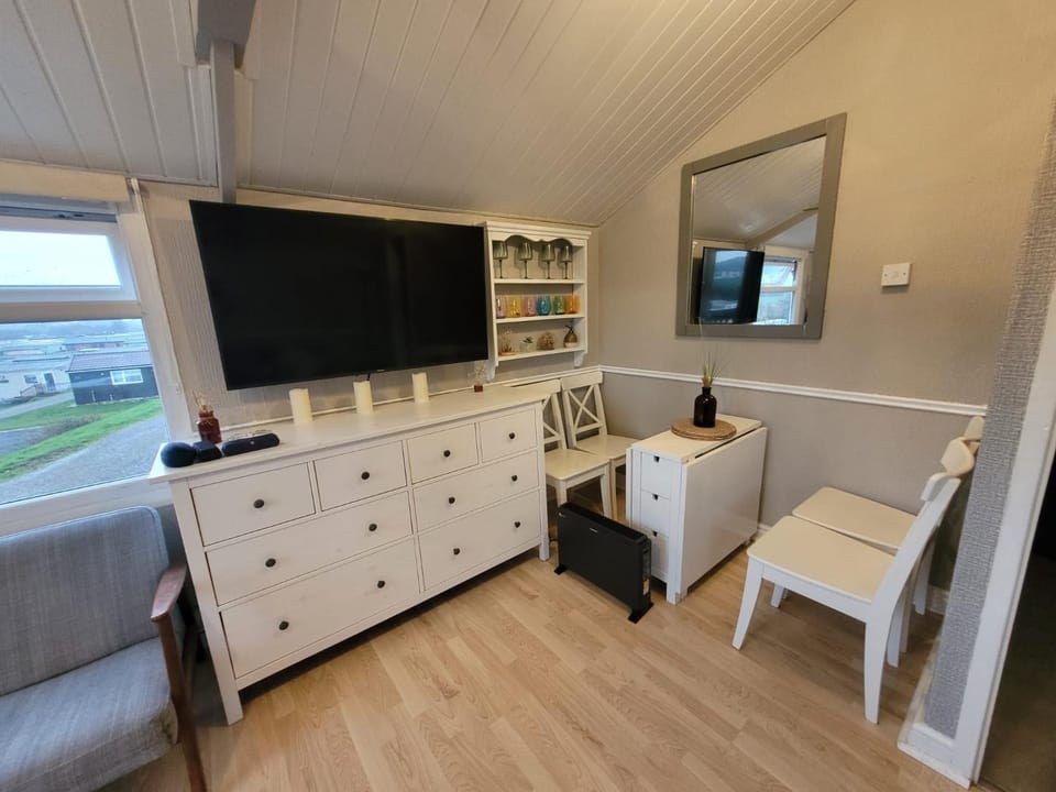 No. 4 Sunny Lodge By The Sea Chalet in Tirymynach