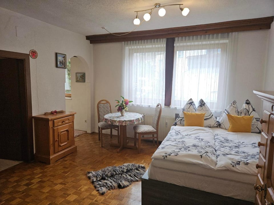 Bed, Photo of the whole room, Seating area