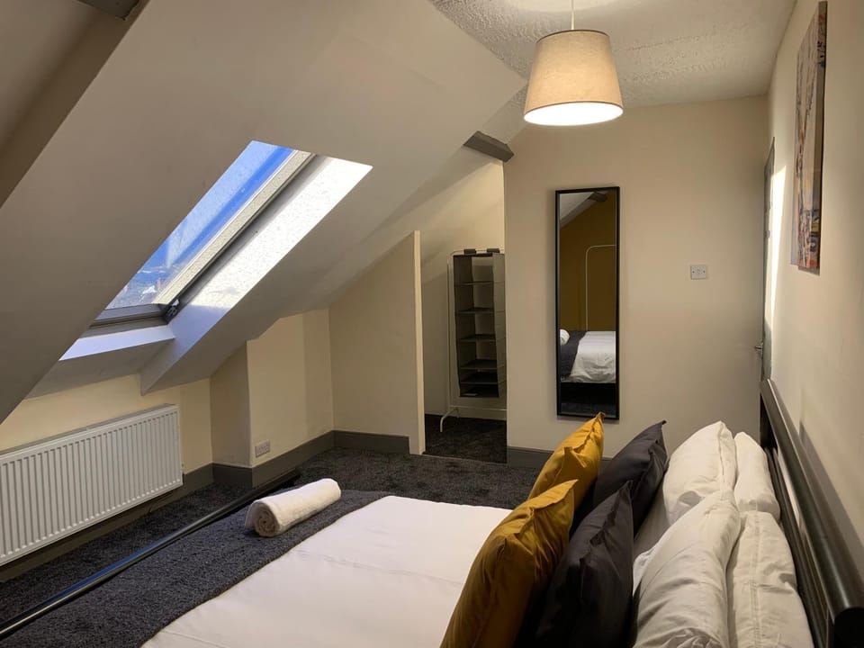 Bed, Photo of the whole room, Bedroom, internet