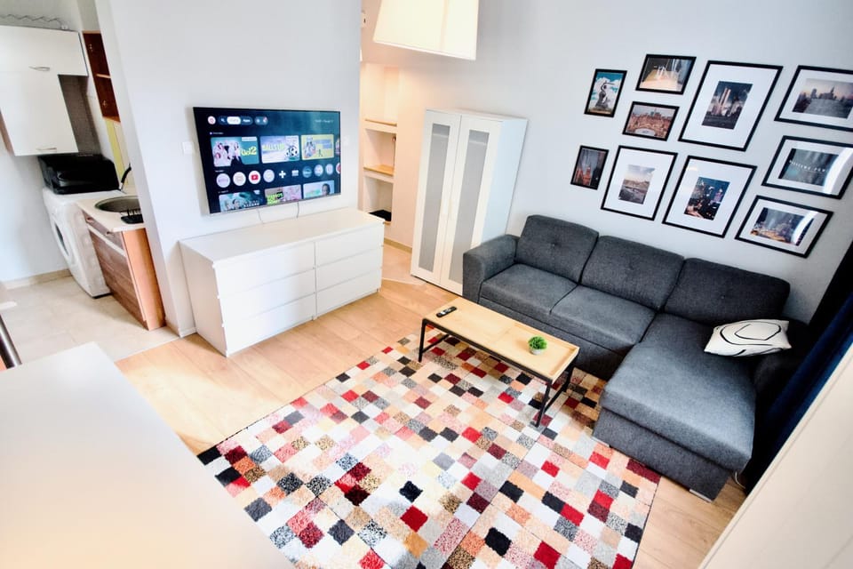 TV and multimedia, Living room, Photo of the whole room, Seating area, Evening entertainment