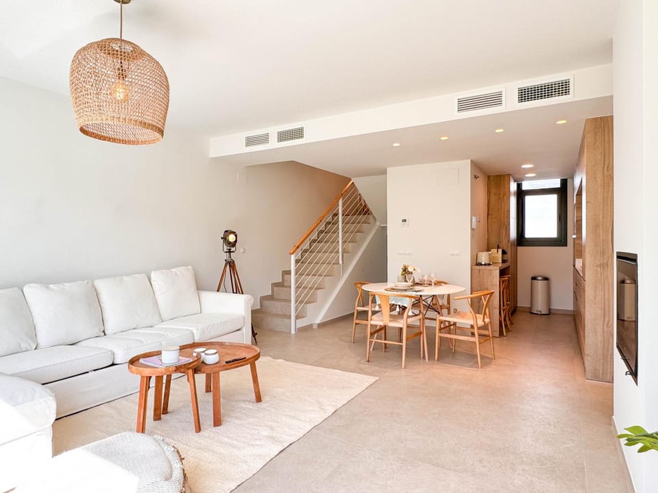 Photo of the whole room, Dining area, kitchen, kitchen