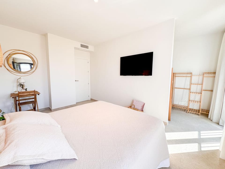 Bed, TV and multimedia, Photo of the whole room, Bedroom, wardrobe