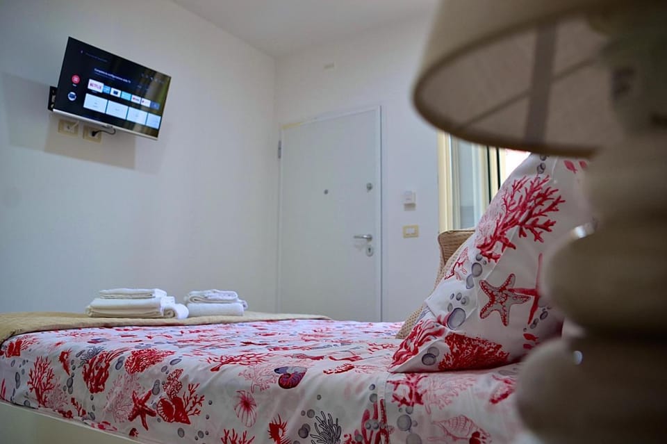 Bed, TV and multimedia, Bedroom