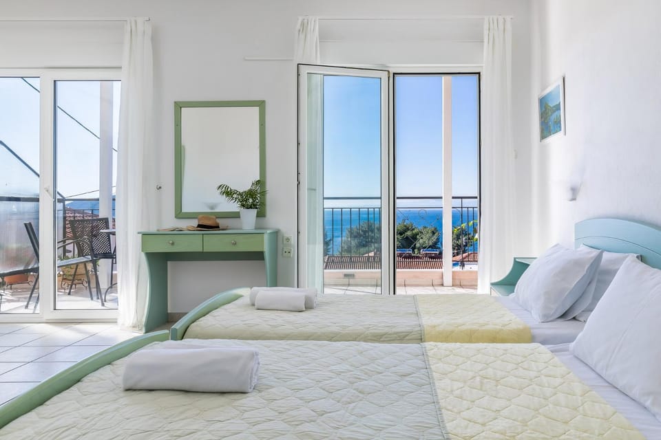 Photo of the whole room, Sea view