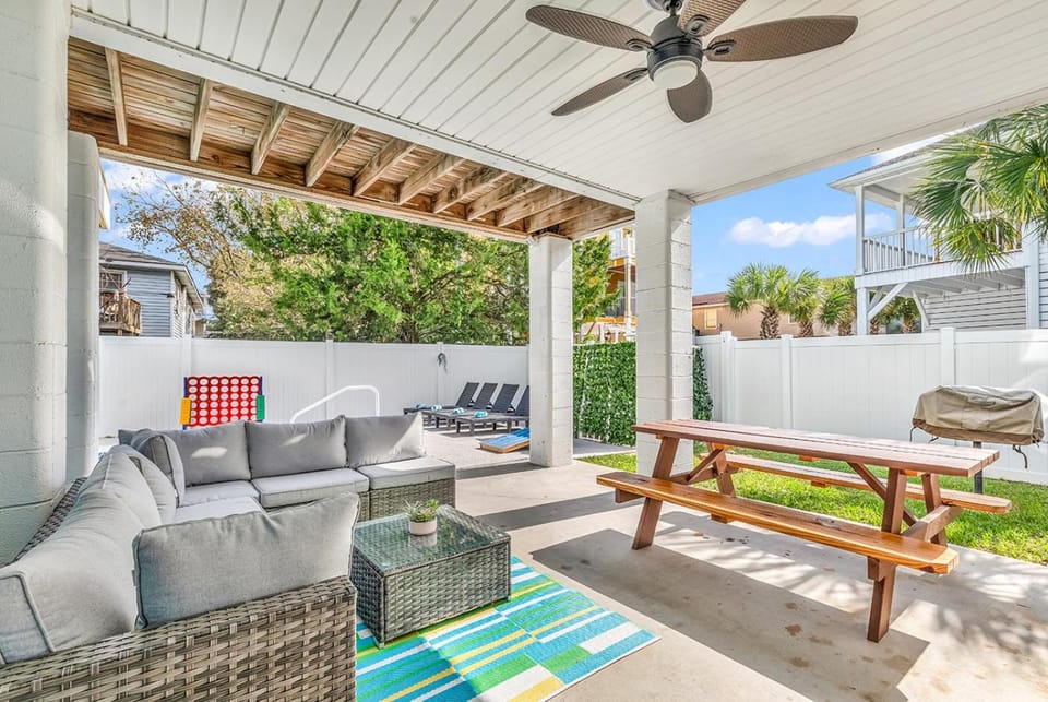 HeatedPoolOasis, 2MinsWalkToBeach, BeachGear House in Garden City