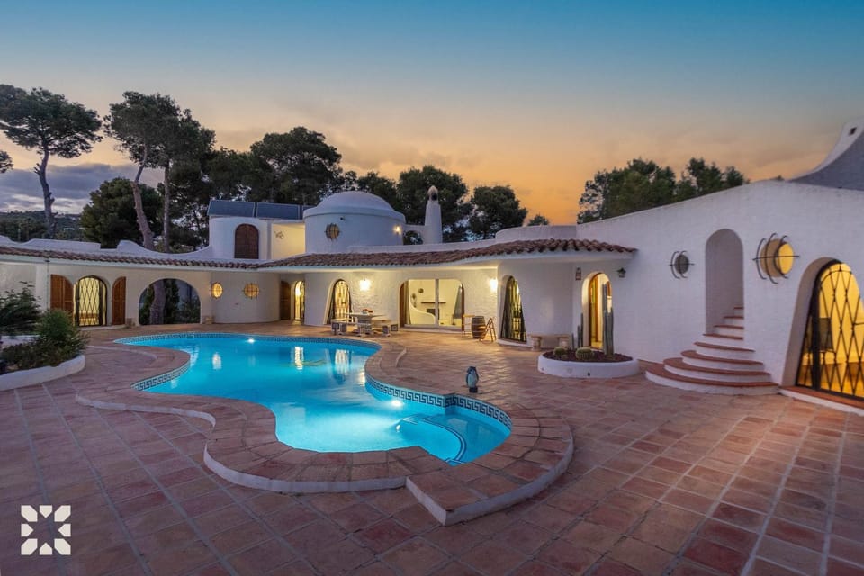 Property building, Patio, Day, Natural landscape, Pool view, Swimming pool, Sunrise, Sunset, sunbed