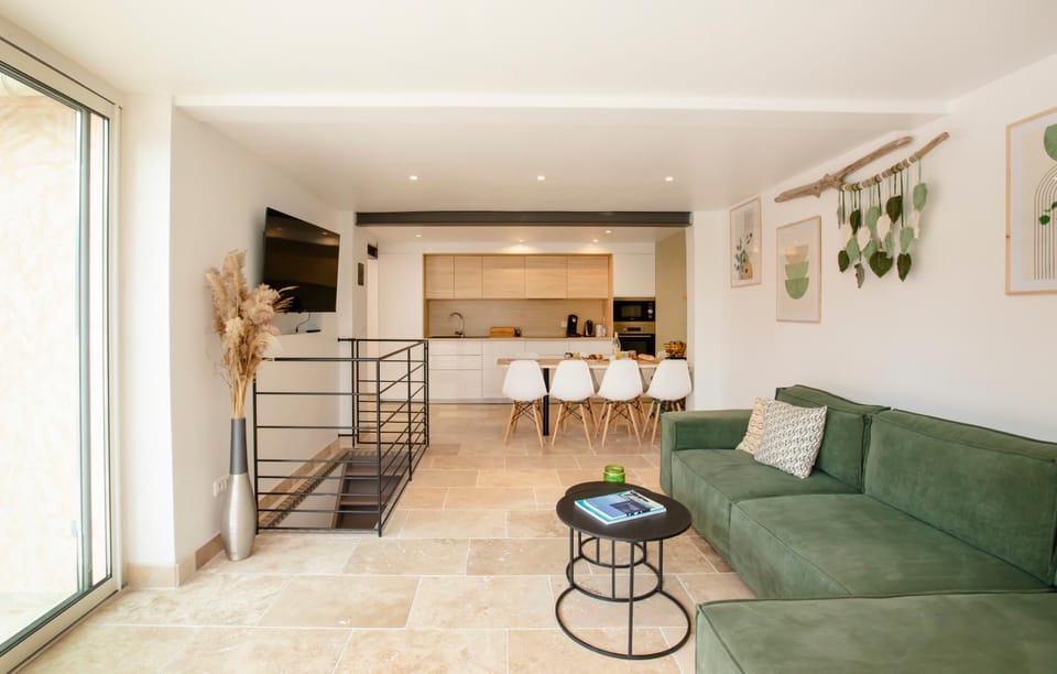 Kitchen or kitchenette, Seating area, Dining area