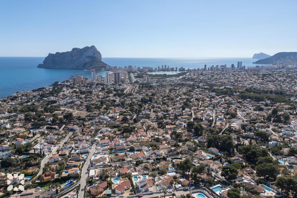 Nearby landmark, Day, Neighbourhood, Natural landscape, Bird's eye view, City view, Mountain view, Sea view, Street view, Location