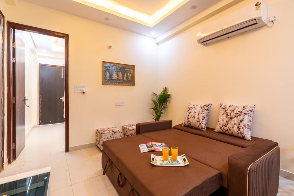 Food and drinks, Seating area, Dining area, air conditioner