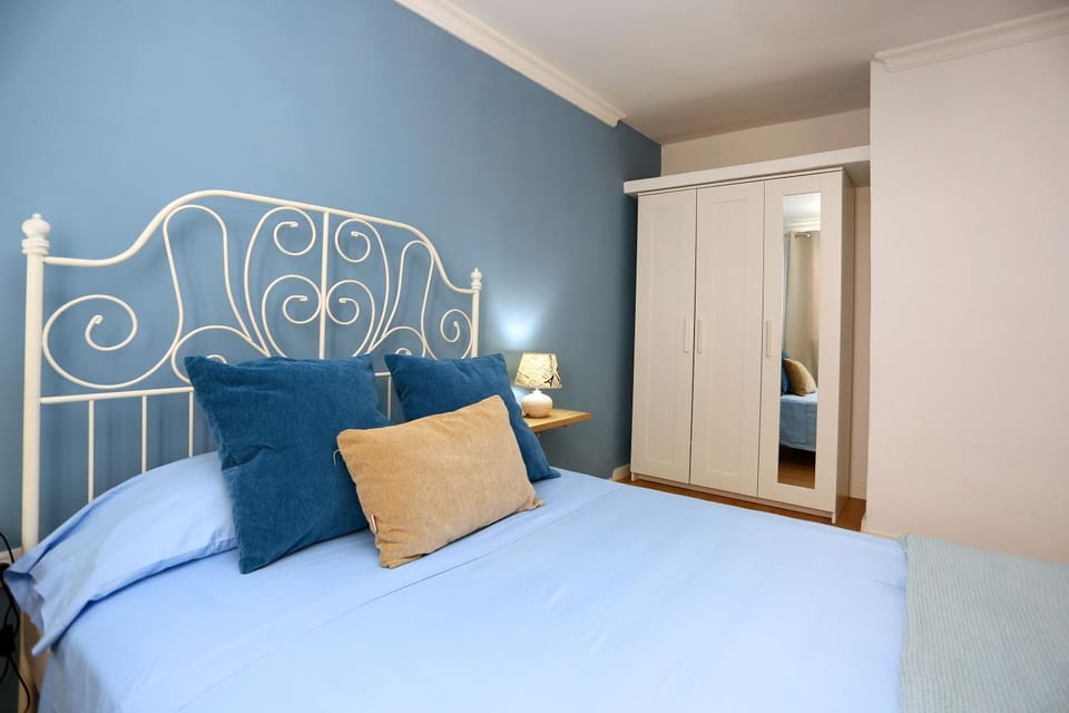 Photo of the whole room, Bedroom