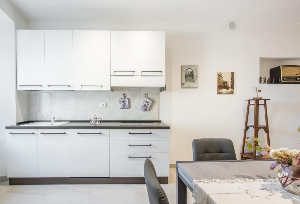 Kitchen or kitchenette, Living room