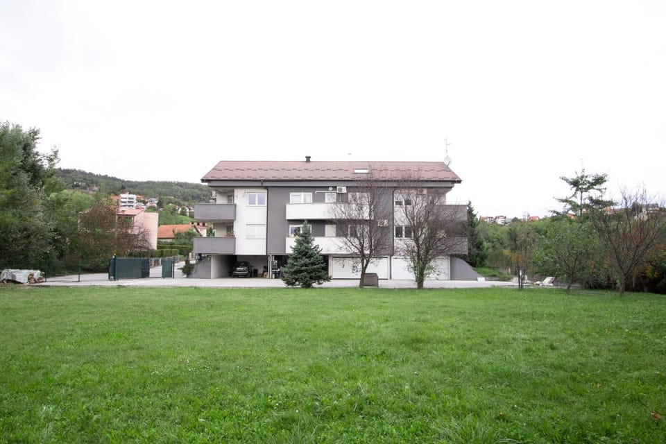 Garden View Home - Two FREE garages and 1800 m2 private Garden-Park-Sport area Apartment in City of Zagreb