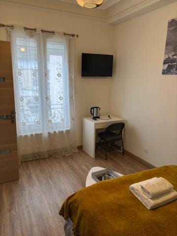Studio 1 Avec Terrasse En Face la Gare Enghien Les Bains a 15 Minute De Paris Gare Du Nord et A 10 mn De Stade De France Apartment in Île-de-France