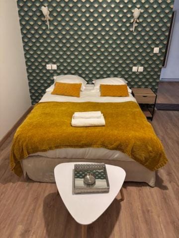 Studio 1 Avec Terrasse En Face la Gare Enghien Les Bains a 15 Minute De Paris Gare Du Nord et A 10 mn De Stade De France Apartment in Île-de-France