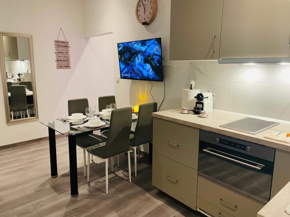 Kitchen or kitchenette, Dining area